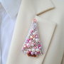 Broșă Brăduț de Crăciun Roz din Mărgele și Perle, Cadou Festiv Handmade ArtByHandRomania