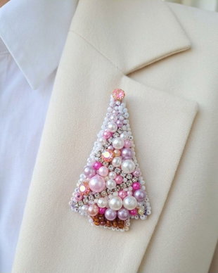 Broșă Brăduț de Crăciun Roz din Mărgele și Perle, Cadou Festiv Handmade ArtByHandRomania