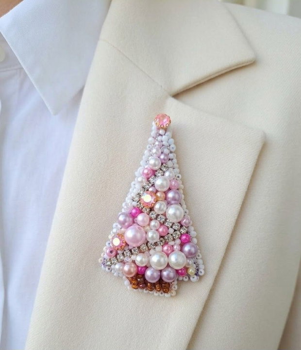 Broșă Brăduț de Crăciun Roz din Mărgele și Perle, Cadou Festiv Handmade ArtByHandRomania