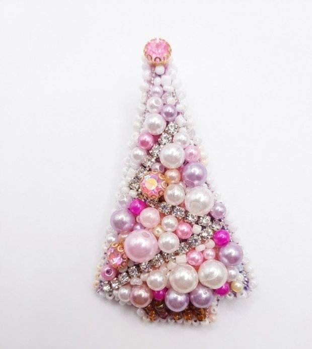 Broșă Brăduț de Crăciun Roz din Mărgele și Perle, Cadou Festiv Handmade ArtByHandRomania