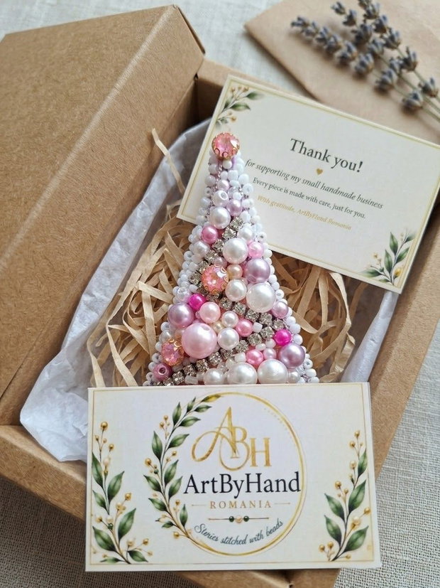 Broșă Brăduț de Crăciun Roz din Mărgele și Perle, Cadou Festiv Handmade ArtByHandRomania