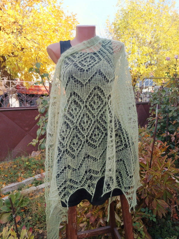 Sal triunghiular verde salvie, tricotat manual din mohair cu matase