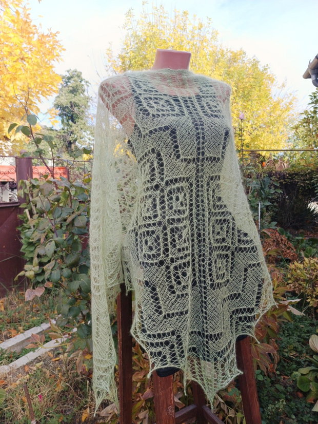 Sal triunghiular verde salvie, tricotat manual din mohair cu matase