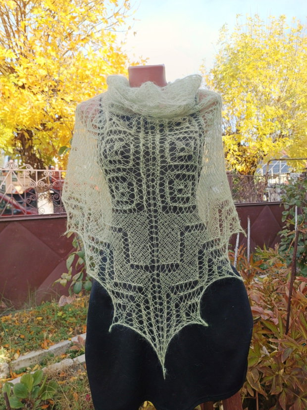Sal triunghiular verde salvie, tricotat manual din mohair cu matase