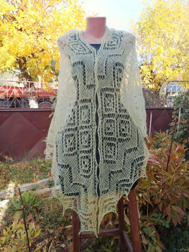 Sal triunghiular verde salvie, tricotat manual din mohair cu matase