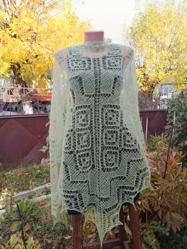 Sal triunghiular verde salvie, tricotat manual din mohair cu matase