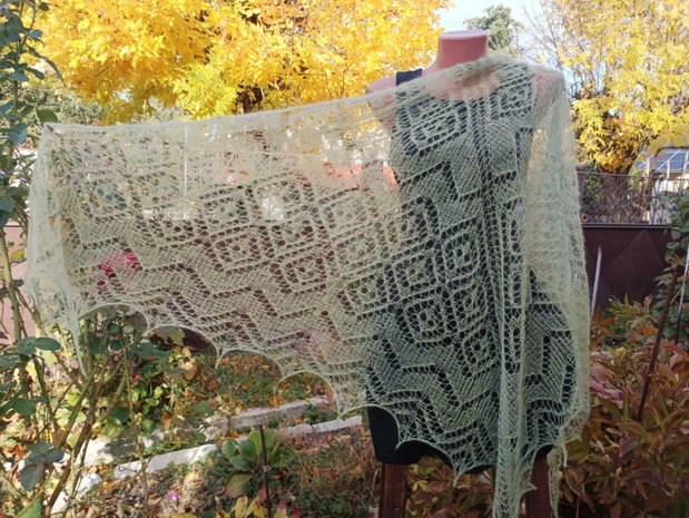 Sal triunghiular verde salvie, tricotat manual din mohair cu matase