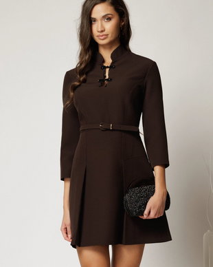 Rochie DY Fashion maro inchis scurta cu detalii la decolteu si pliuri pe fusta