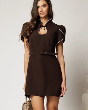 Rochie DY Fashion maro scurta cu detaliu la decolteu si maneci scurte lalea
