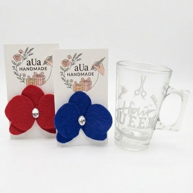 Set Cadou pentru coafeza, Cana sticla gravata manual Hair Queen si Brosa orhidee din fetru