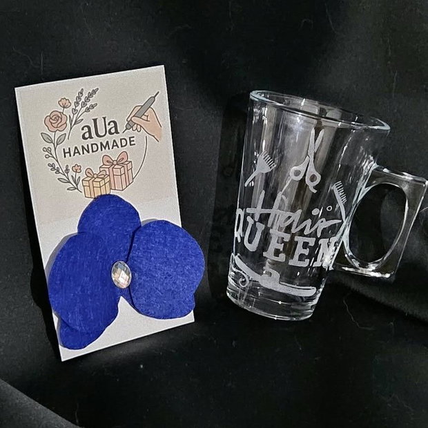 Set Cadou pentru coafeza, Cana sticla gravata manual Hair Queen si Brosa orhidee din fetru