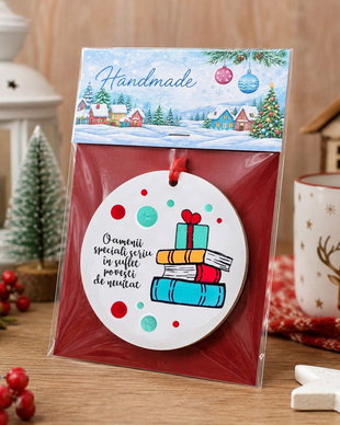 Glob de lemn Craciun, pictat manual cu carti, personalizat cu mesaj