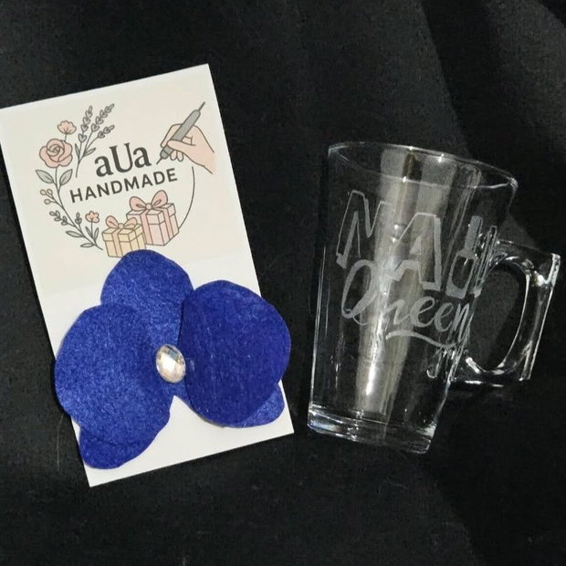 Set Cadou pentru tehnician unghii / Manichiurista, Cana sticla gravata manual Nail Queen si Brosa orhidee din fetru
