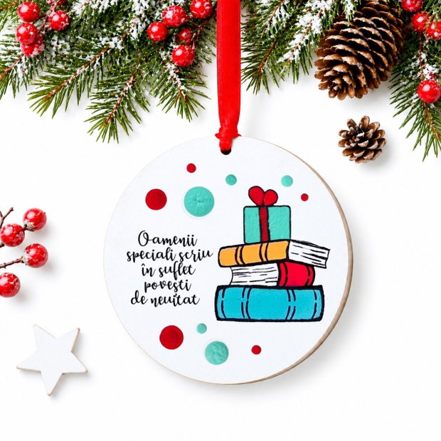 Glob de lemn Craciun, pictat manual cu carti, personalizat cu mesaj