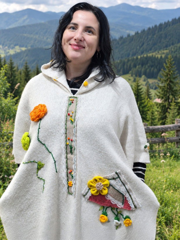 Poncho unicat ,lung din lana crem ,moale cu gluga, broderie manuala si flori crosetate -creatie handmade boho.