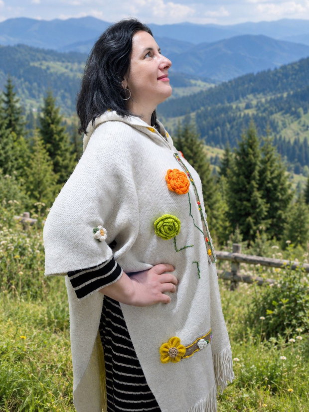 Poncho unicat ,lung din lana crem ,moale cu gluga, broderie manuala si flori crosetate -creatie handmade boho.
