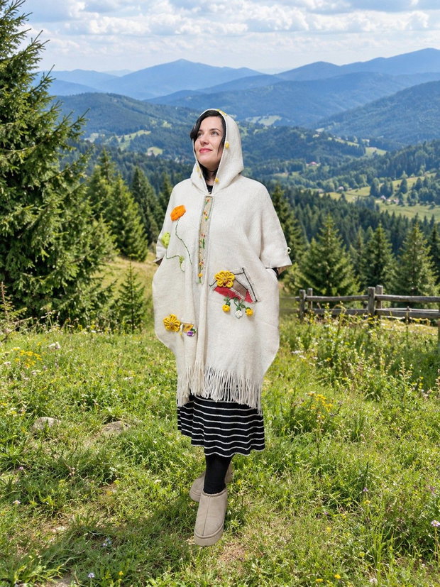 Poncho unicat ,lung din lana crem ,moale cu gluga, broderie manuala si flori crosetate -creatie handmade boho.