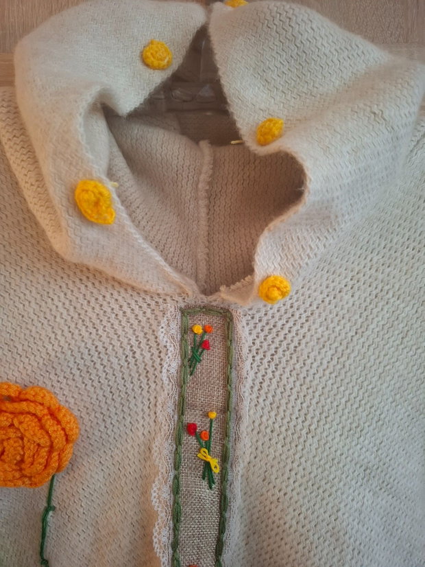 Poncho unicat ,lung din lana crem ,moale cu gluga, broderie manuala si flori crosetate -creatie handmade boho.