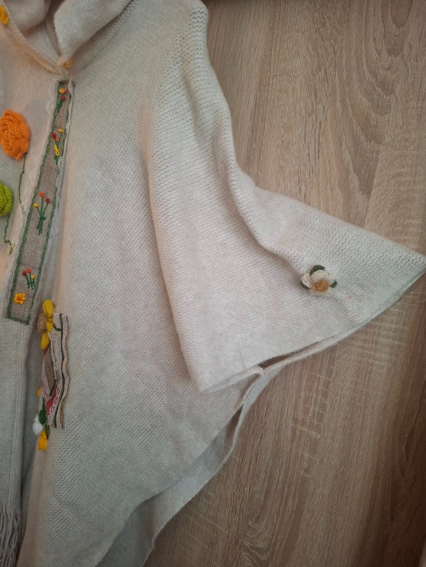 Poncho unicat ,lung din lana crem ,moale cu gluga, broderie manuala si flori crosetate -creatie handmade boho.