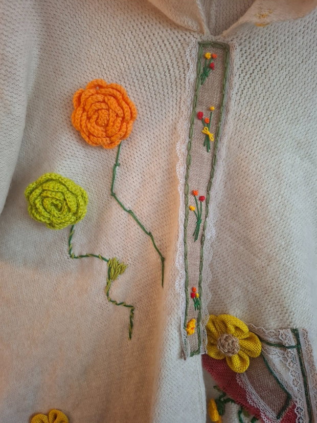 Poncho unicat ,lung din lana crem ,moale cu gluga, broderie manuala si flori crosetate -creatie handmade boho.