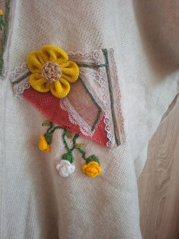 Poncho unicat ,lung din lana crem ,moale cu gluga, broderie manuala si flori crosetate -creatie handmade boho.