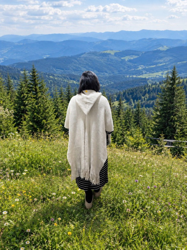 Poncho unicat ,lung din lana crem ,moale cu gluga, broderie manuala si flori crosetate -creatie handmade boho.