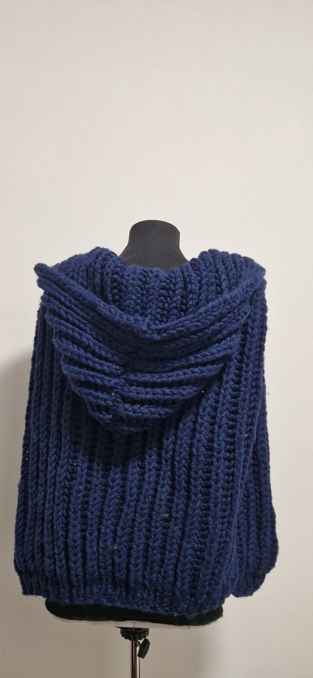 Vestă albastră cu glugă, tricotată manual, model oversize