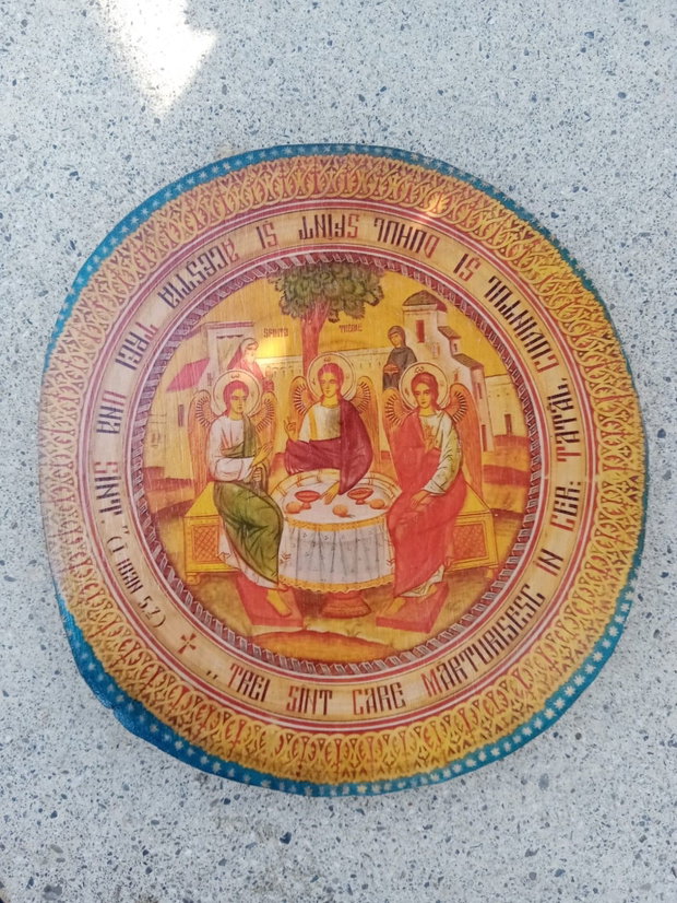 Preasfânta Treime-lemn rotund