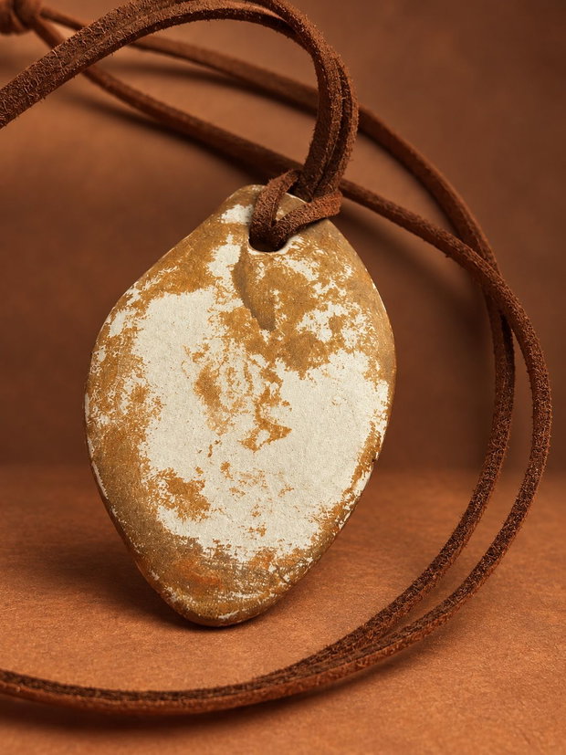 Pandantiv handmade din lut Zeița Mamā neolitică din Cucuteni