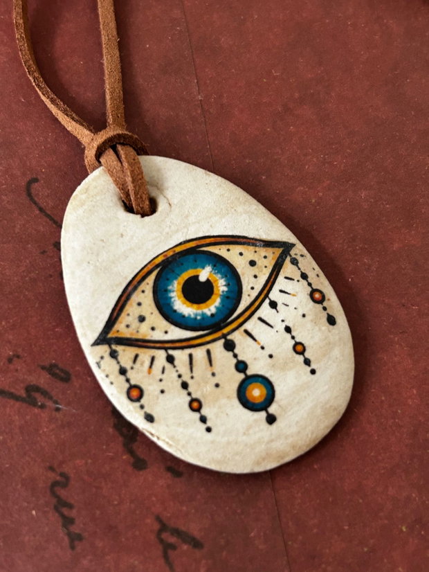 Pandantiv handmade din lut Ochiul protector