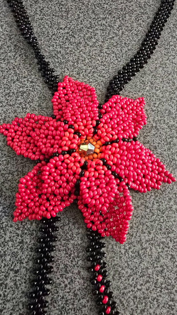 Colier handmade cu floare rosie