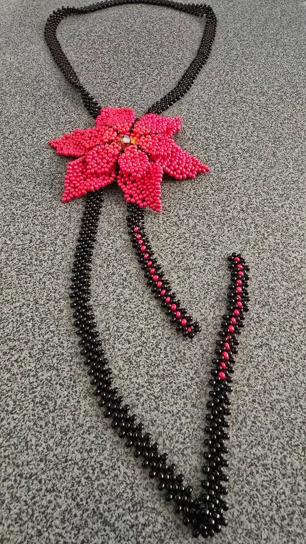 Colier handmade cu floare rosie