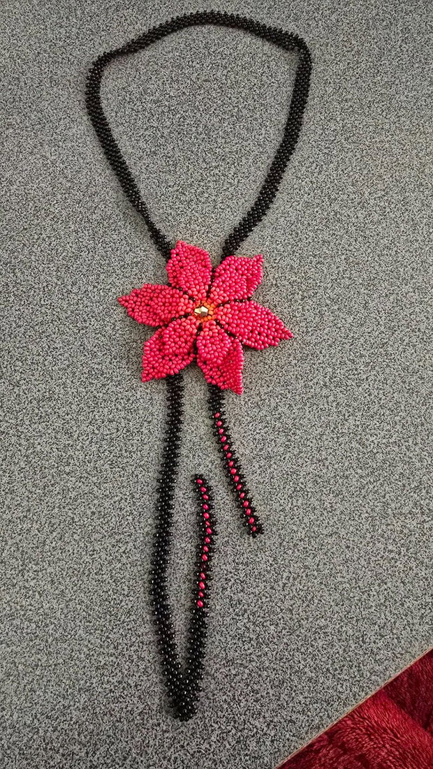 Colier handmade cu floare rosie