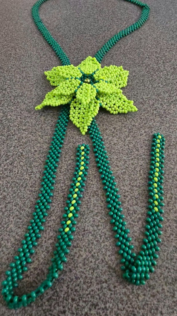Colier floare verde