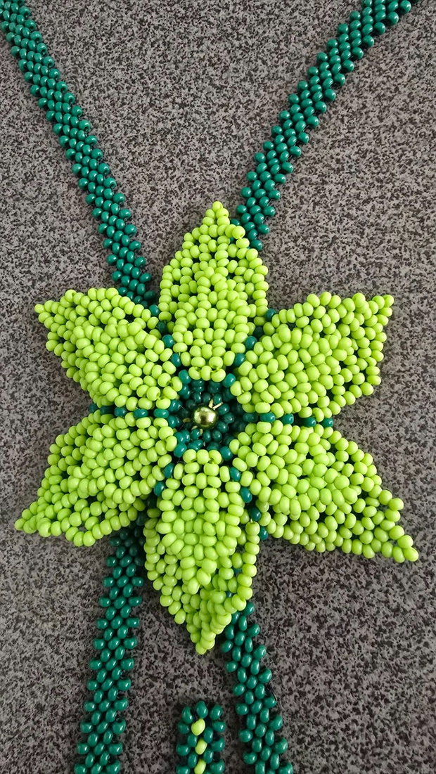 Colier floare verde