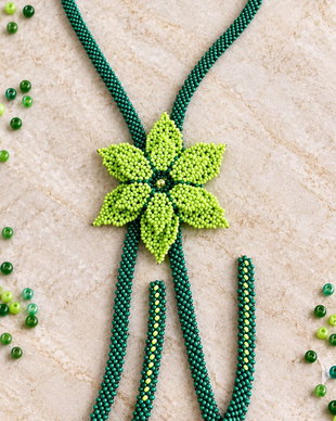 Colier floare verde