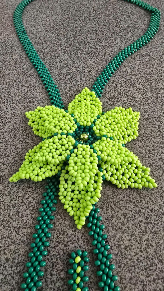 Colier floare verde