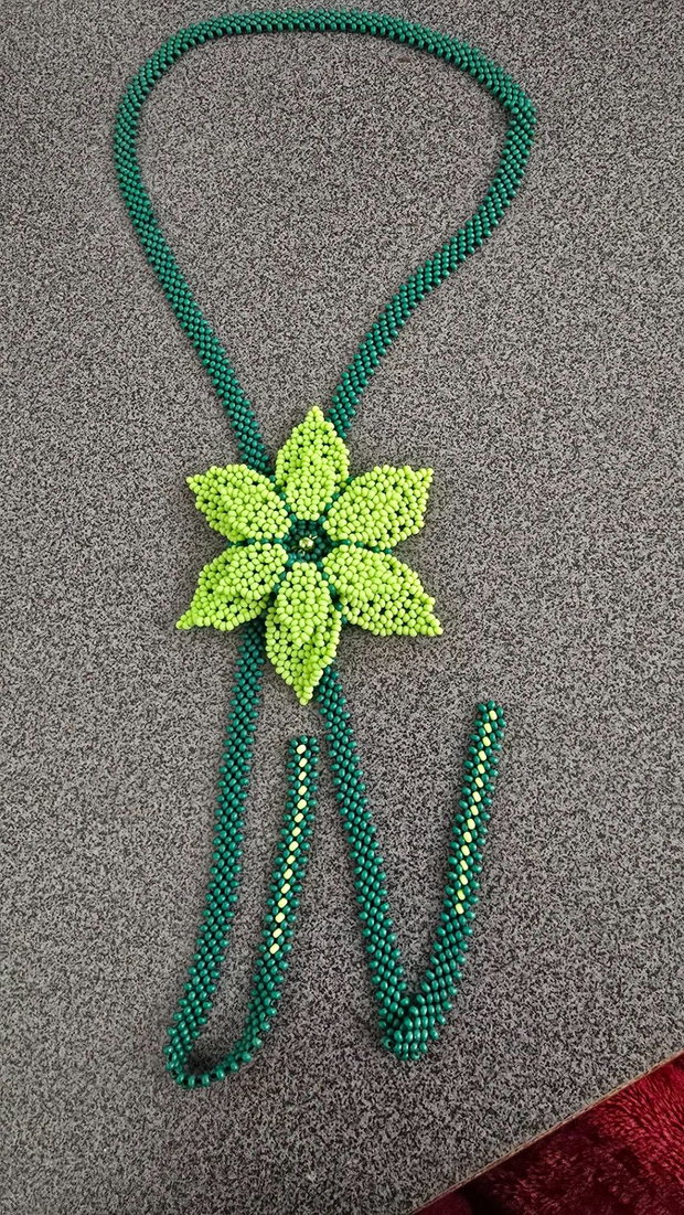 Colier floare verde