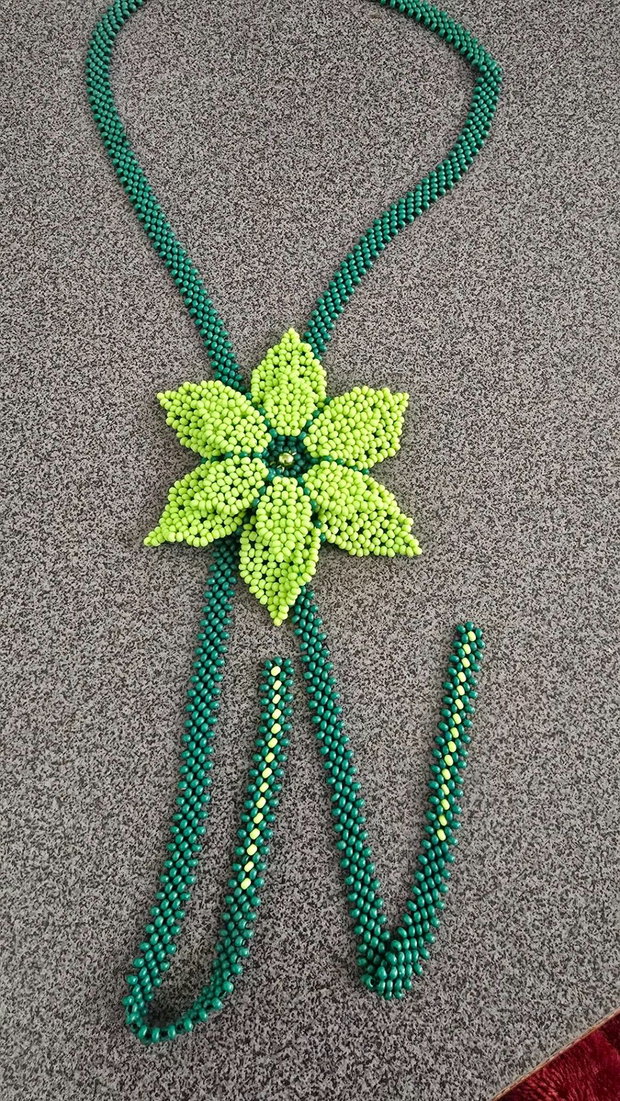Colier floare verde
