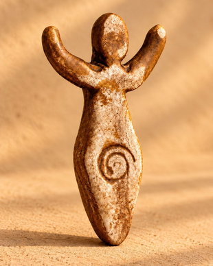 Pandantiv Zeița Fertilității din neolitic  handmade din lut, simbol ancestral