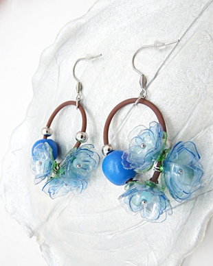 Cercei Lungi Statement cu Flori Bleu - Albastre, Verzi și Mărgele din Lemn  Handmade Unicat (cod1477)