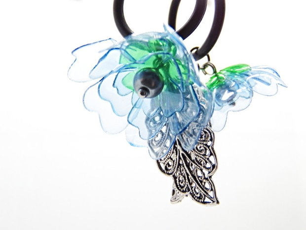 Cercei Lungi Statement cu Flori Bleu - Albastre din plastic reciclat, perle sticla și frunze filigranate, tortițe din oțel inoxidabil - Handmade Unicat (cod1478)