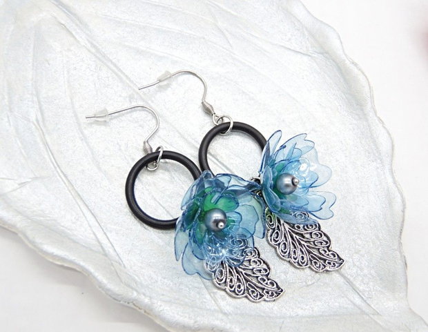 Cercei Lungi Statement cu Flori Bleu - Albastre din plastic reciclat, perle sticla și frunze filigranate, tortițe din oțel inoxidabil - Handmade Unicat (cod1478)