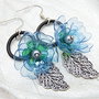 Cercei Lungi Statement cu Flori Bleu - Albastre din plastic reciclat, perle sticla și frunze filigranate, tortițe din oțel inoxidabil - Handmade Unicat (cod1478)