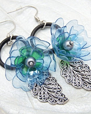 Cercei Lungi Statement cu Flori Bleu - Albastre din plastic reciclat, perle sticla și frunze filigranate, tortițe din oțel inoxidabil - Handmade Unicat (cod1478)