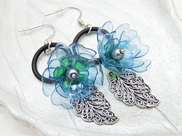 Cercei Lungi Statement cu Flori Bleu - Albastre din plastic reciclat, perle sticla și frunze filigranate, tortițe din oțel inoxidabil - Handmade Unicat (cod1478)