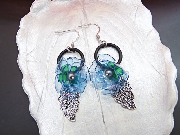 Cercei Lungi Statement cu Flori Bleu - Albastre din plastic reciclat, perle sticla și frunze filigranate, tortițe din oțel inoxidabil - Handmade Unicat (cod1478)