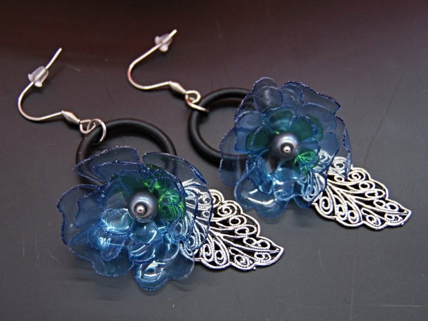 Cercei Lungi Statement cu Flori Bleu - Albastre din plastic reciclat, perle sticla și frunze filigranate, tortițe din oțel inoxidabil - Handmade Unicat (cod1478)