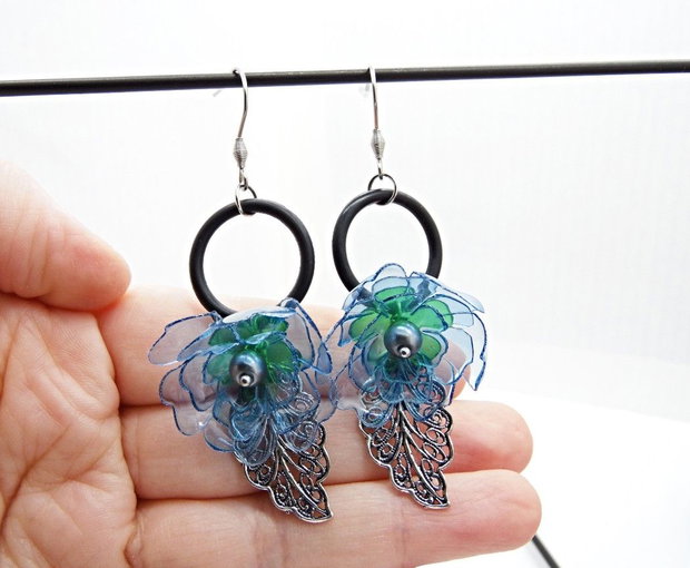 Cercei Lungi Statement cu Flori Bleu - Albastre din plastic reciclat, perle sticla și frunze filigranate, tortițe din oțel inoxidabil - Handmade Unicat (cod1478)