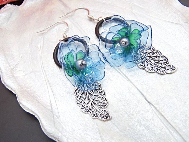 Cercei Lungi Statement cu Flori Bleu - Albastre din plastic reciclat, perle sticla și frunze filigranate, tortițe din oțel inoxidabil - Handmade Unicat (cod1478)